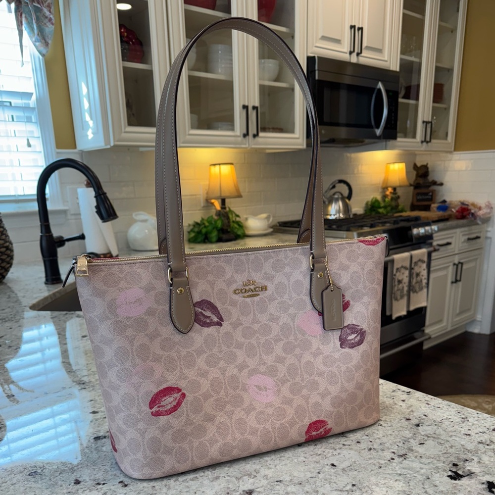 Coach Outlet Kiss/Lip Print Gallery Tote
